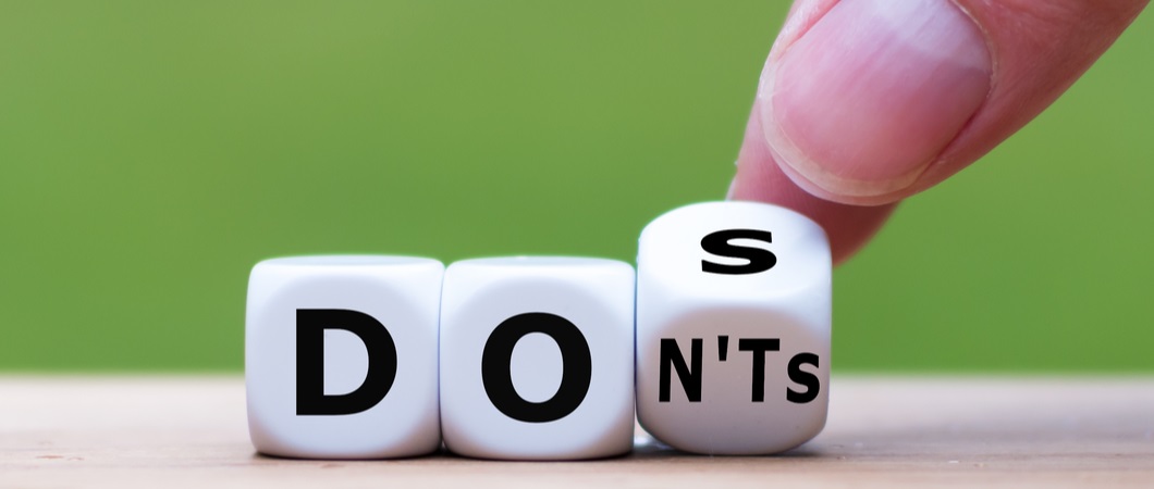 hand flipping a dice with text of dos and donts