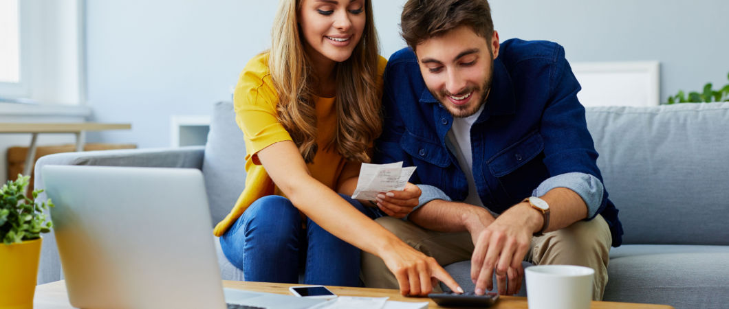 young couple computing the cost of moving out of state