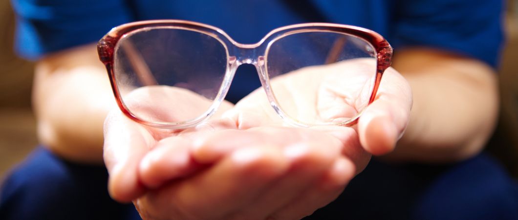 old woman received eyeglasses from charity