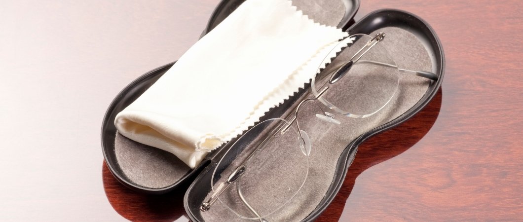 eyeglass with its case and wipes